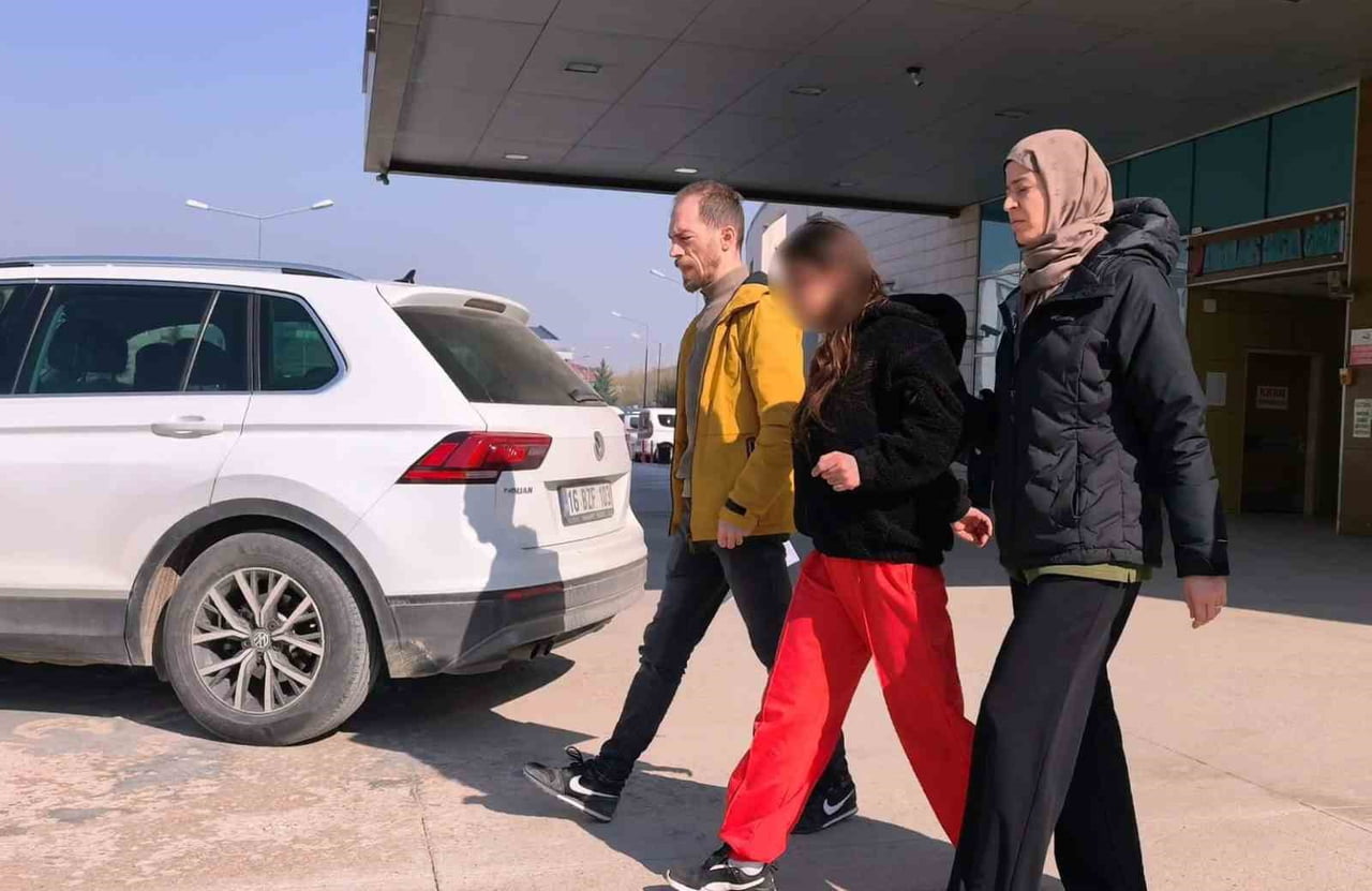 ŞÜPHELİ, KASTEN YARALAMA SUÇUNDAN ÇIKARILDIĞI MAHKEMECE TUTUKLANARAK CEZAEVİNE GÖNDERİLDİ.