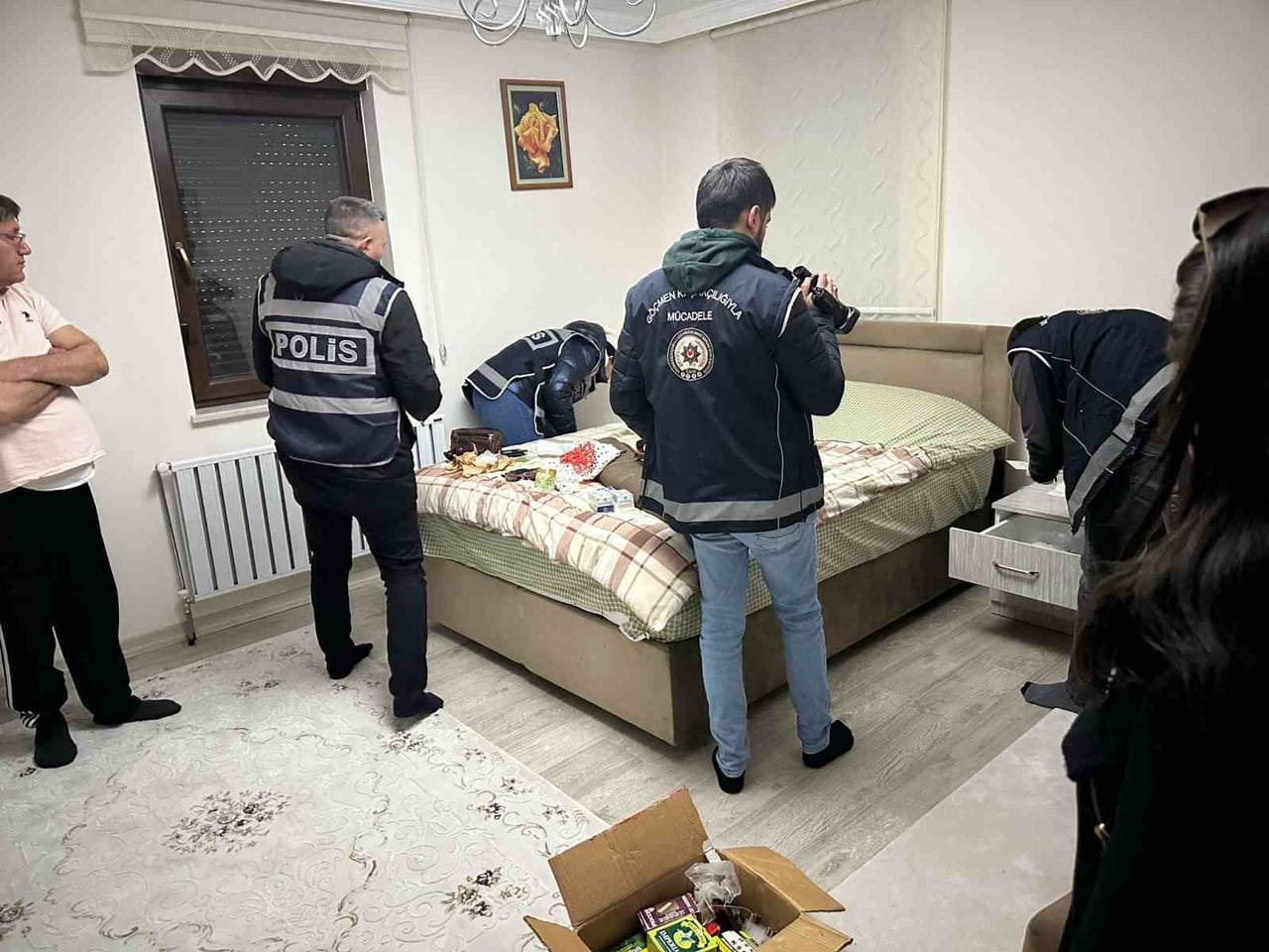 ŞÜPHELİLERİN İKAMETLERİ İLE İŞ YERLERİNDE YAPILAN ARAMALARDA, SUÇTAN ELDE EDİLDİĞİ DEĞERLENDİRİLEN...