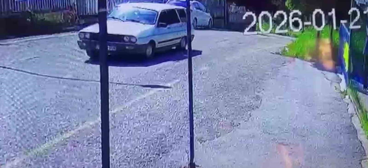 ŞÜPHELİLERİN ZEYNEP A.'DAN ALTINLARI ALDIKTAN SONRA OLAY YERİNDEN AYRILDIĞI OTOMOBİL