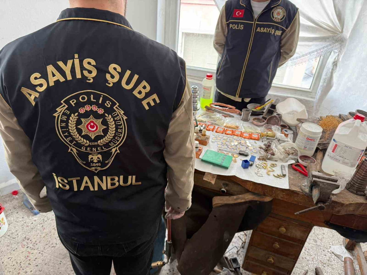 ŞÜPHELİNİN İŞ YERİNDE YAPILAN ARAMADA SATIŞA HAZIR HALE GETİRİLMİŞ, 472 SAHTE ALTIN İLE ÇOK SAYIDA...