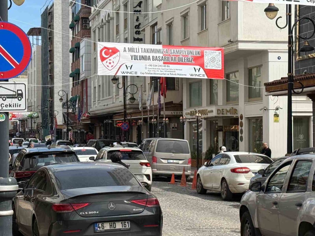 SUR İLÇESİNDE ESNAF, A MİLLİ FUTBOL TAKIMINA DESTEK AMACIYLA GAZİ CADDESİ'NİN FARKLI NOKTALARINA...