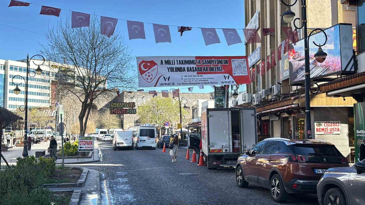 SUR İLÇESİNDE ESNAF, A MİLLİ FUTBOL TAKIMINA DESTEK AMACIYLA GAZİ CADDESİ'NİN FARKLI NOKTALARINA...