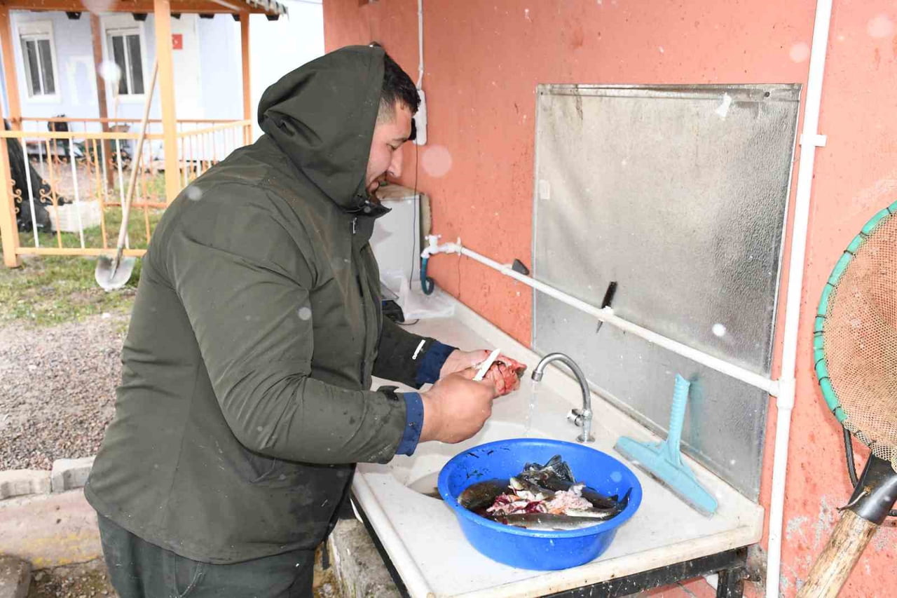 SÜREKLİ AKIŞ HALİNDE OLAN SOĞUK VE TATLI KAYNAK SUYUNDA YETİŞTİRİLEN ALABALIKLAR, TAZE OLARAK...