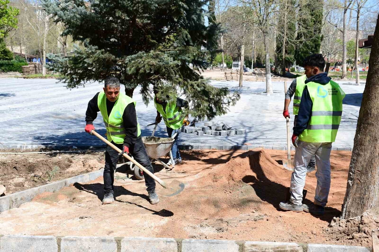 SUSURLUK’TA ATATÜRK PARKI YENİLENİYOR