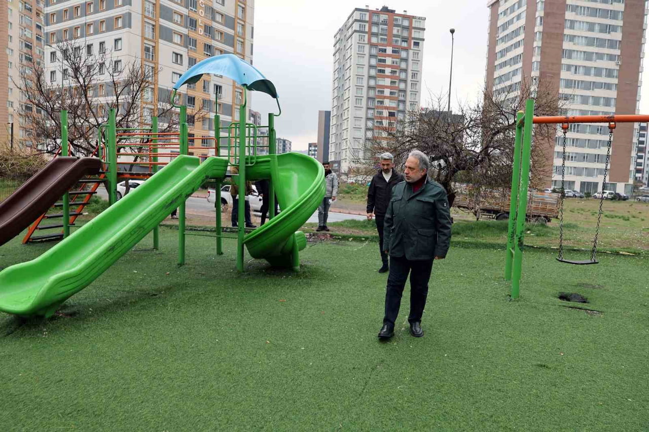 TALAS BELEDİYE BAŞKANI MUSTAFA YALÇIN; HAFTA SONU DEMEDEN SAHAYA İNEREK İLÇEDE PARK VE OTOPARK...