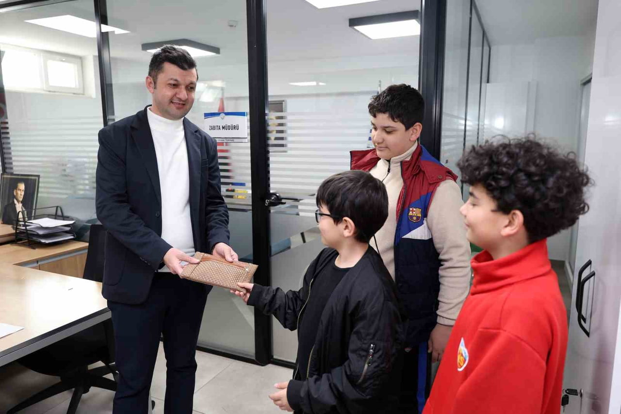 TALAS’TA ÖRNEK BİR DAVRANIŞA İMZA ATAN 10 İLA 13 YAŞLARINDAKİ 3 ÇOCUK, DÜRÜSTLÜKLERİYLE HERKESE...