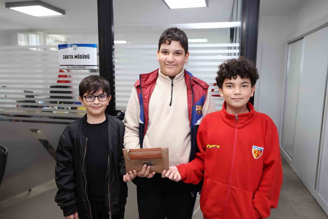 TALAS’TA ÖRNEK BİR DAVRANIŞA İMZA ATAN 10 İLA 13 YAŞLARINDAKİ 3 ÇOCUK, DÜRÜSTLÜKLERİYLE HERKESE...