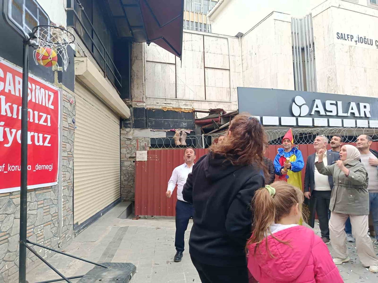 TARİHİ KEMERALTI ÇARŞISI'NDA EKONOMİK DURGUNLUĞA KARŞI ESNAFI HAREKETLENDİRMEK AMACIYLA GRAM ALTIN...