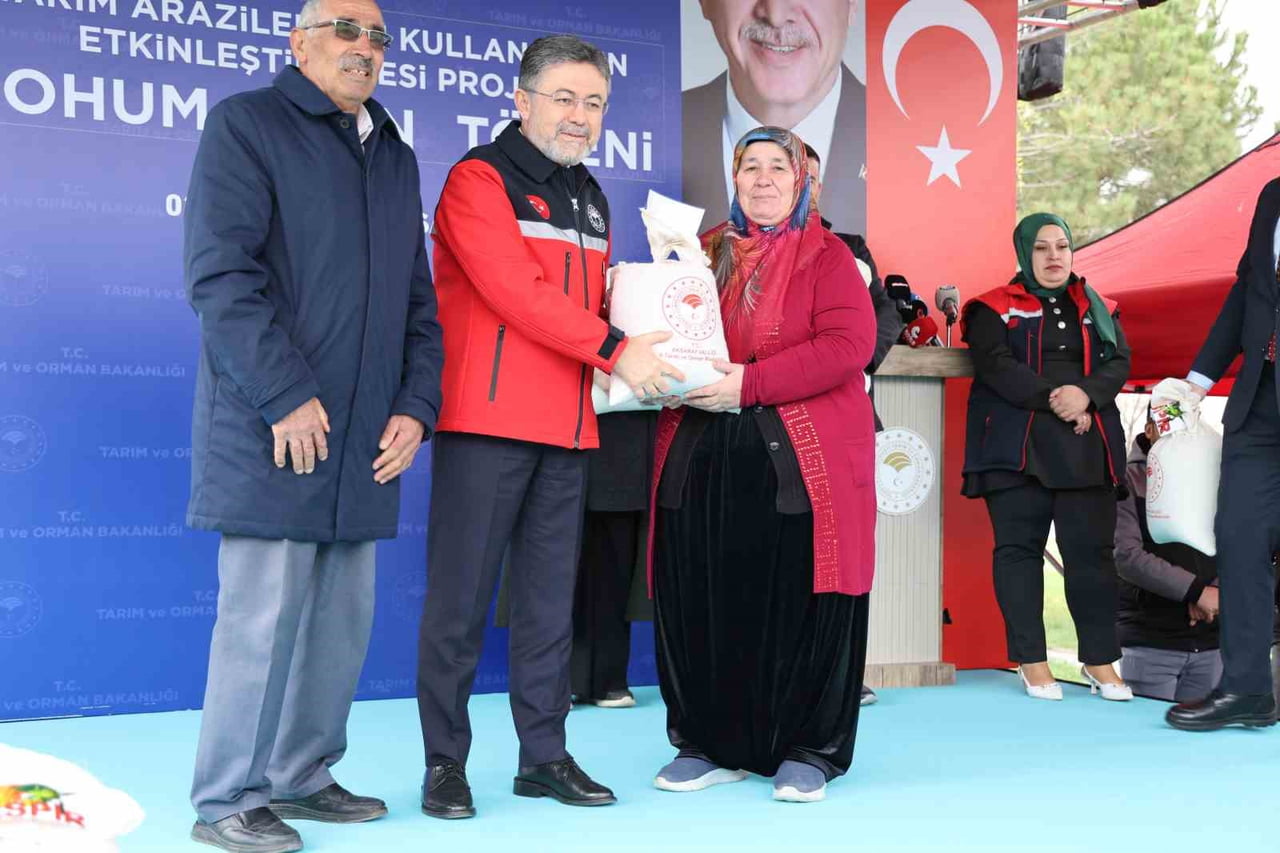 TARIM VE ORMAN BAKANI İBRAHİM YUMAKLI ÜRETİCİLERE TOHUM DAĞITTI