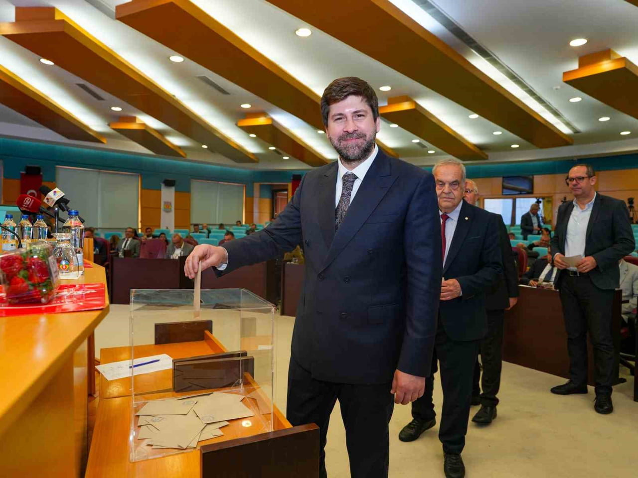 TARSUS BELEDİYE MECLİSİ’NİN NİSAN TOPLANTISINDA AMATÖR SPOR DESTEKLERİ, KENT DÜZENLEMELERİ VE SU...