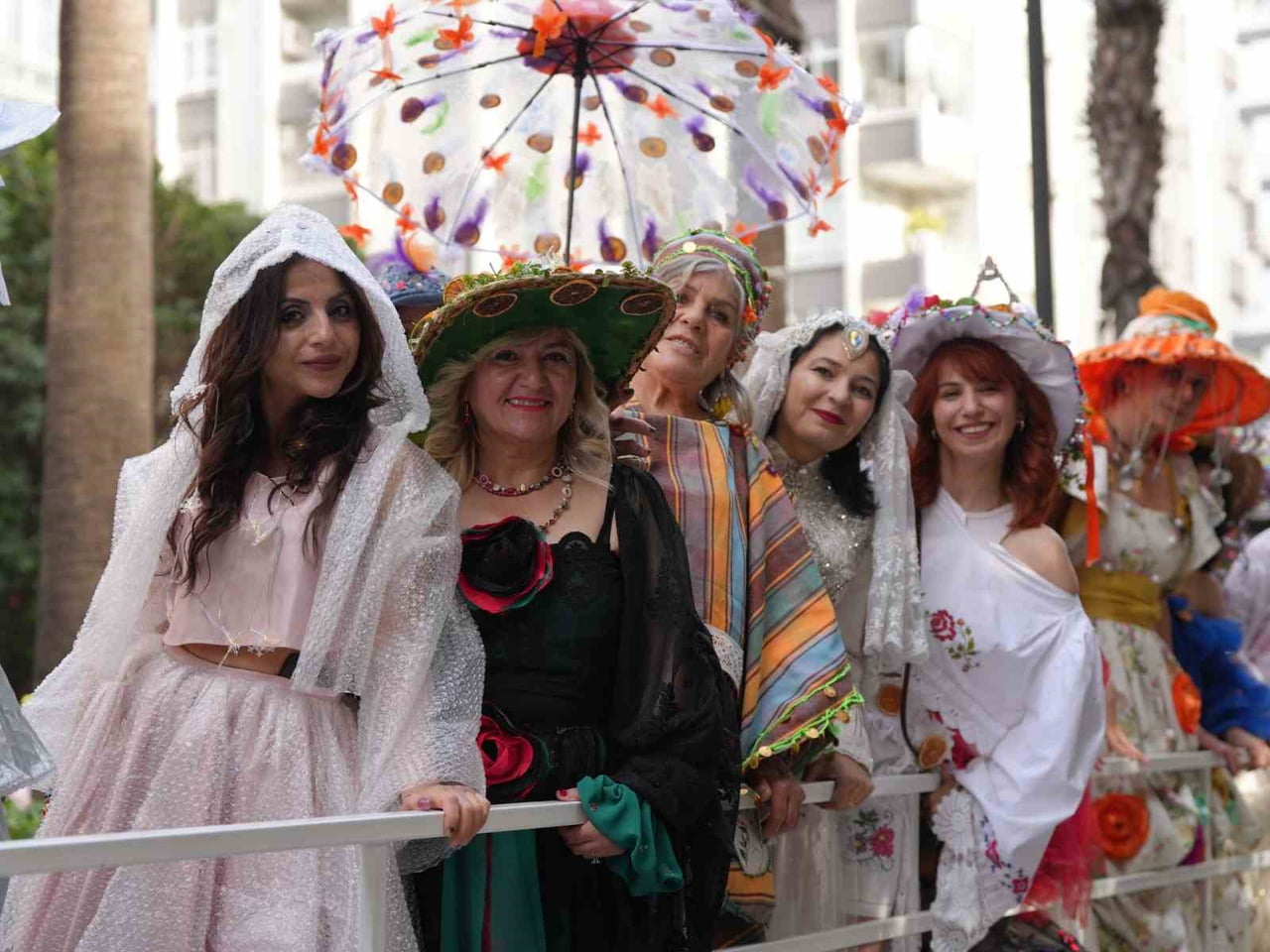 TARSUS BELEDİYESİ, GERİ DÖNÜŞÜM ATÖLYESİNDE HAZIRLANAN TASARIMLARLA KATILDIĞI PORTAKAL ÇİÇEĞİ...