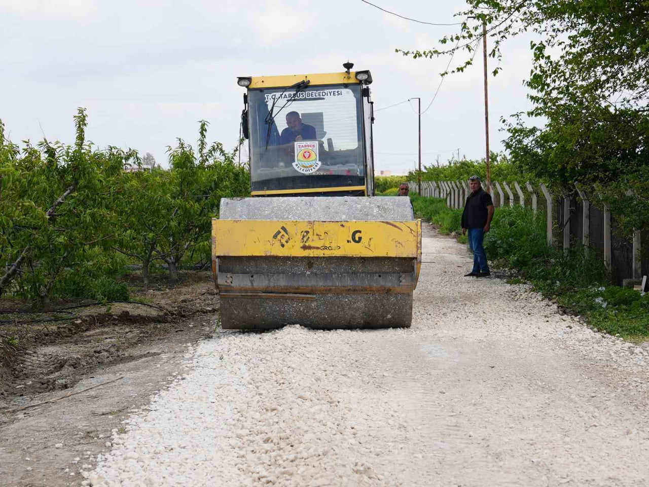 TARSUS BELEDİYESİ, YOĞUN YAĞIŞLAR NEDENİYLE BOZULAN YOLLARDA BAKIM VE DÜZENLEME ÇALIŞMASI YAPARAK...