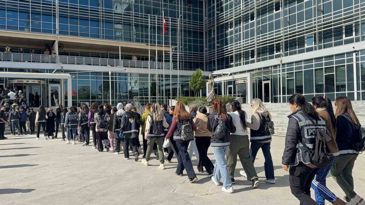 TARSUS İLÇESİNDE UYUŞTURUCU MADDE TİCARETİNE YÖNELİK DÜZENLENEN KAPSAMLI OPERASYONDA 55 ŞÜPHELİ...