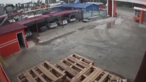 Tarsus’ta etkili olan rüzgar bir iş yerinin çatısını uçurdu: O anlar kamerada