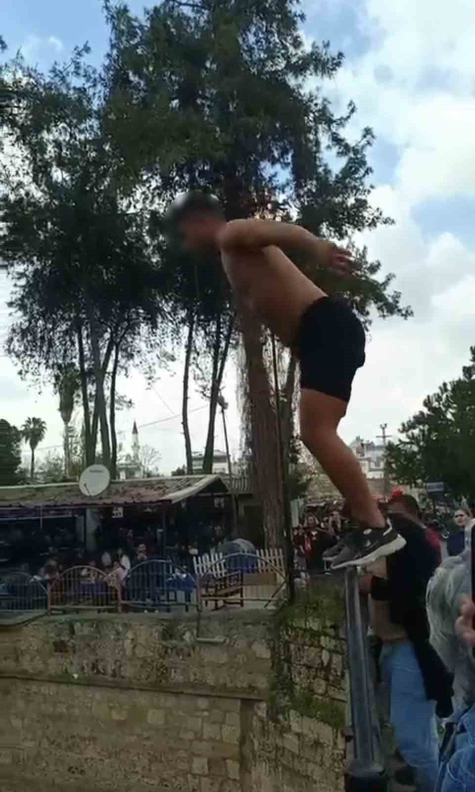 TARSUS’TA ŞELALEDEN SUYA ATLAYAN KİŞİYE CEZA KESİLDİ