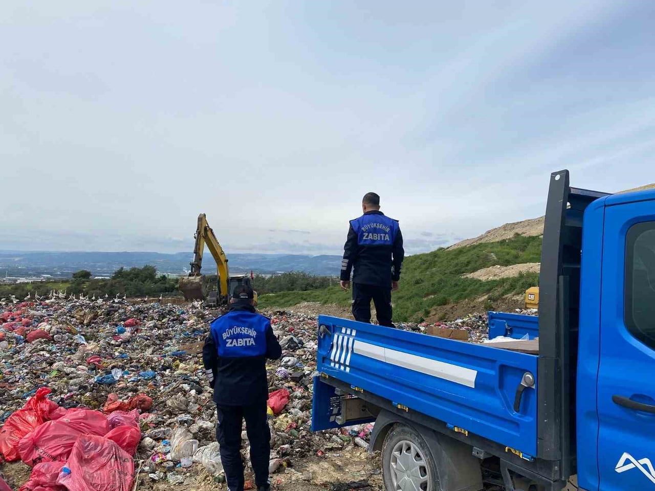 TARSUS’TA ZABITA SAĞLKSIZ BİR ŞEKİLDE TAŞINAN ÇİĞ KÖFTEYE EL KOYDU