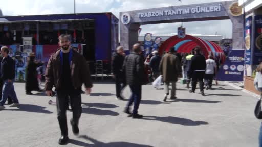 ‘Taşacak Bu Deniz' oyuncuları Trabzon Günleri'nde hayranlarıyla buluştu