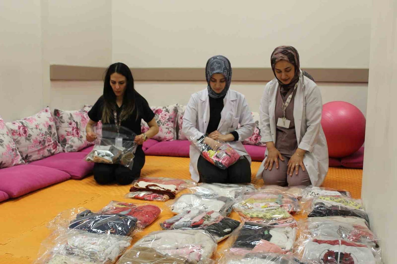 TATVAN DEVLET HASTANESİ’NDE GÖREV YAPAN SAĞLIK PERSONELİ, İHTİYAÇ SAHİBİ GEBELER İLE YENİ DOĞAN...