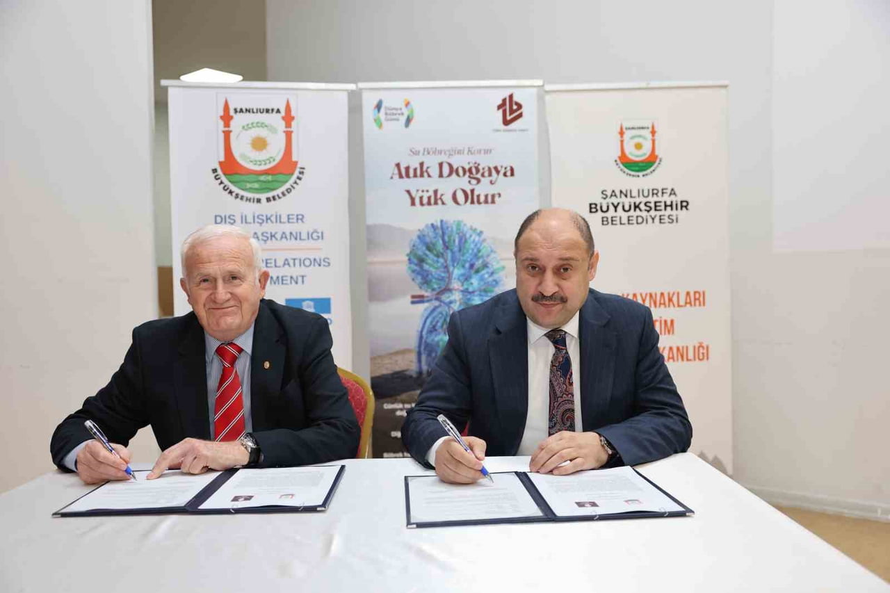 TBV BAŞKANI TİMUR ERK (SOLDA), VE BAŞKAN GÜLPINAR (SAĞDA) PROTOKOLE İMZA ATTI