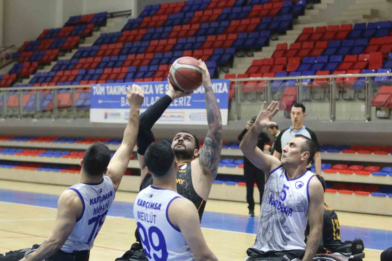 TEKERLEKLİ SANDALYE BASKETBOL SÜPER LİGİ’NDE MÜCADELE EDEN KARABÜK DEMİR KARTAL SPOR KULÜBÜ...