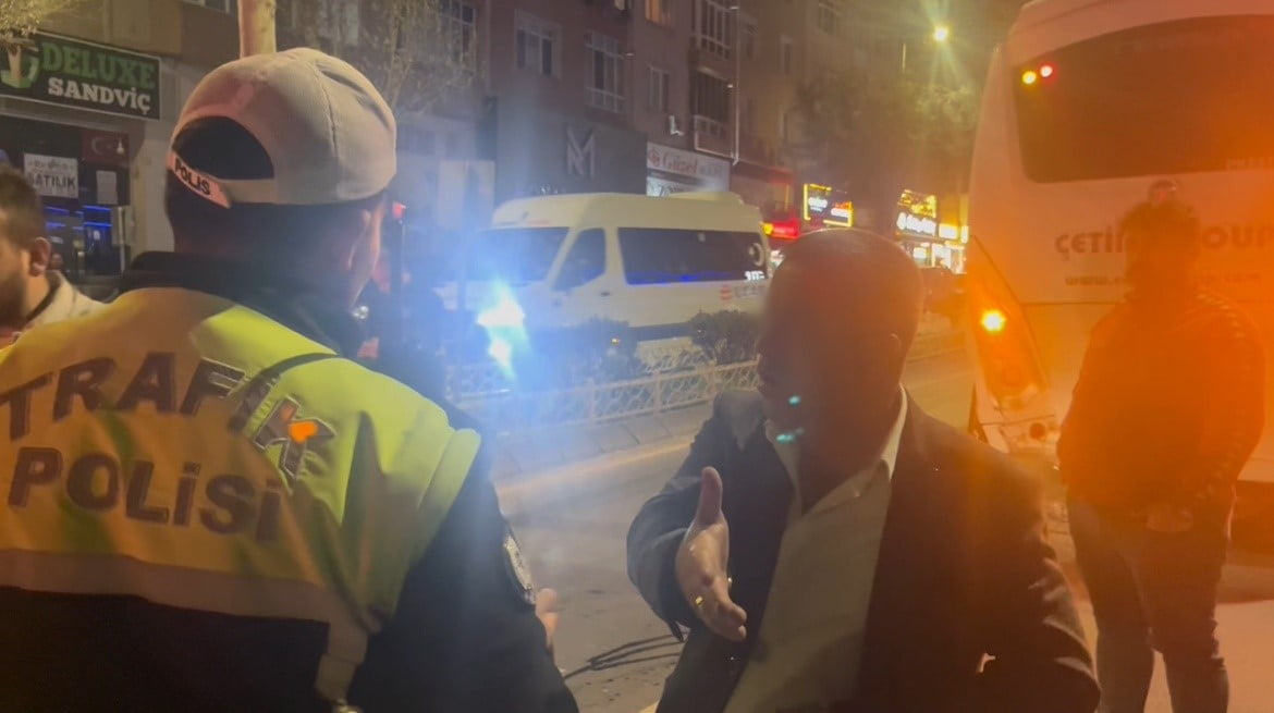 TEKİRDAĞ'DA ALKOLLÜ SÜRÜCÜ İŞÇİ SERVİSİNE ÇARPTI: HEM MİNİBÜS ŞOFÖRÜNE HEM DE MUHABİRE...