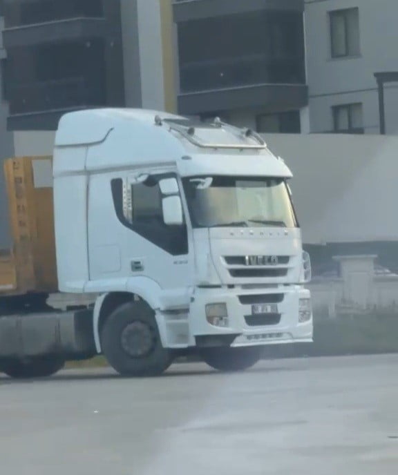 TEKİRDAĞ'IN ÇERKEZKÖY İLÇESİNDE, AYNI PLAKAYI TAŞIYAN İKİ TIR VATANDAŞIN DİKKATİ SAYESİNDE...