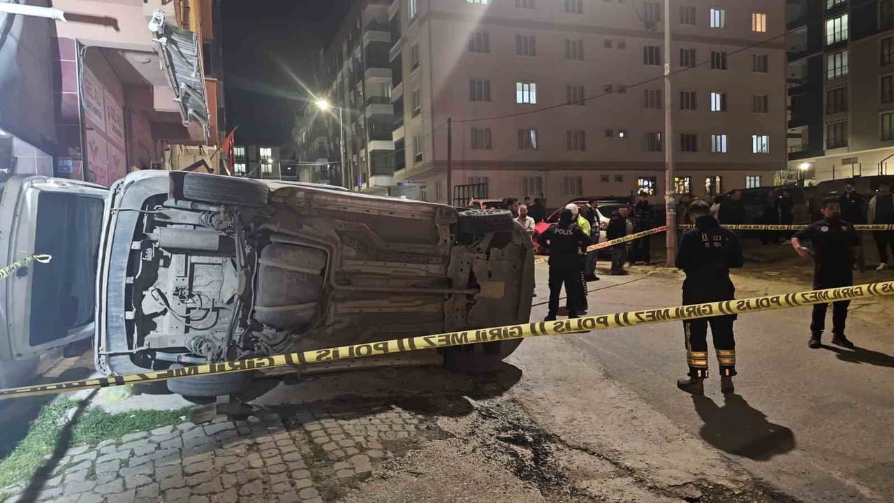 TEKİRDAĞ'IN ÇERKEZKÖY İLÇESİNDE KONTROLDEN ÇIKAN HAFİF TİCARİ ARAÇ PARK HALİNDEKİ 5 ARACA ÇARPIP...