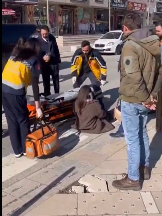 TEKİRDAĞ'IN ÇERKEZKÖY İLÇESİNDE YAYA GEÇİDİNDE MEYDANA GELEN KAZADA CADDENİN KARŞISINA GEÇMEYE...