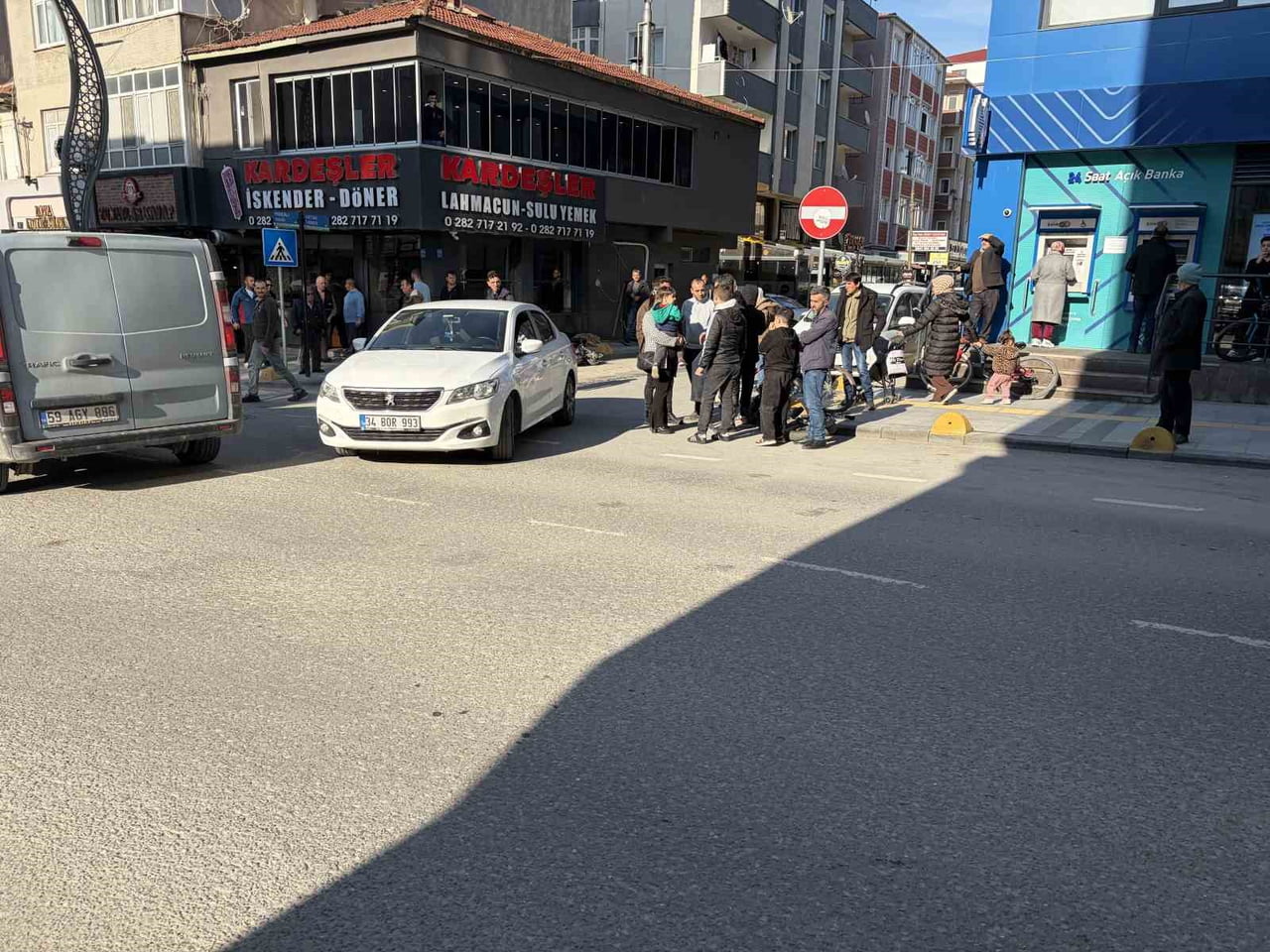 TEKİRDAĞ'IN KAPAKLI İLÇESİNDE OTOMOBİLLE ÇARPIŞAN ELEKTRİKLİ BİSİKLET SÜRÜCÜSÜ...