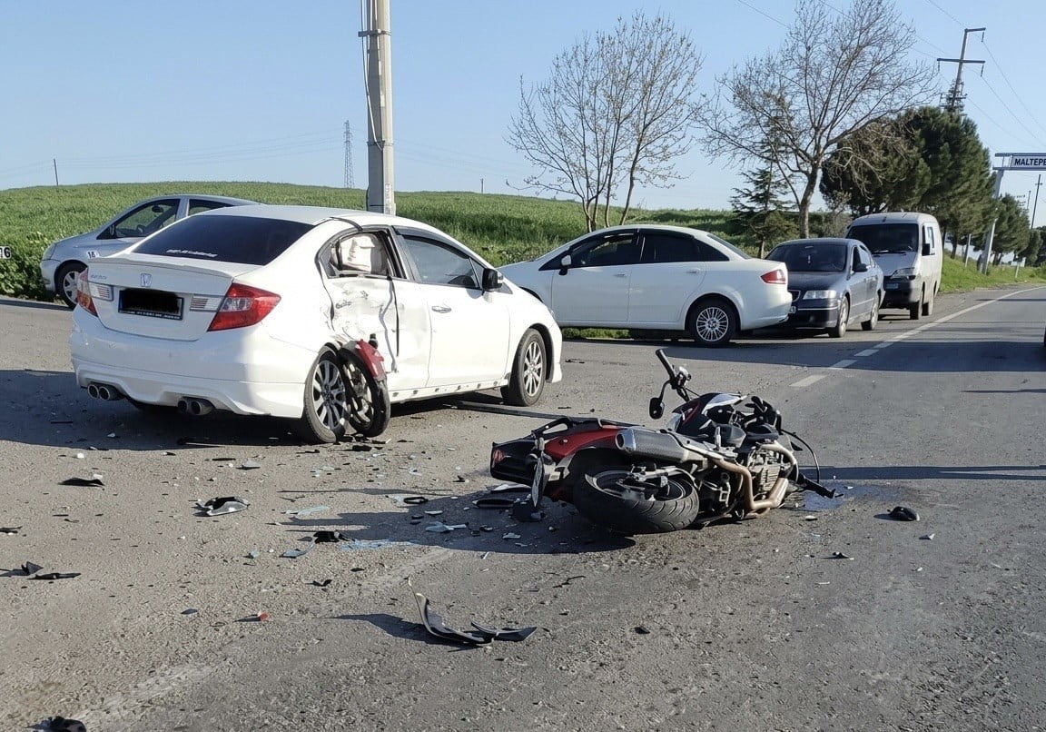 TEKİRDAĞ'IN MURATLI İLÇESİNDE MOTOSİKLET İLE OTOMOBİLİN ÇARPIŞMASI SONUCU 1 KİŞİ...
