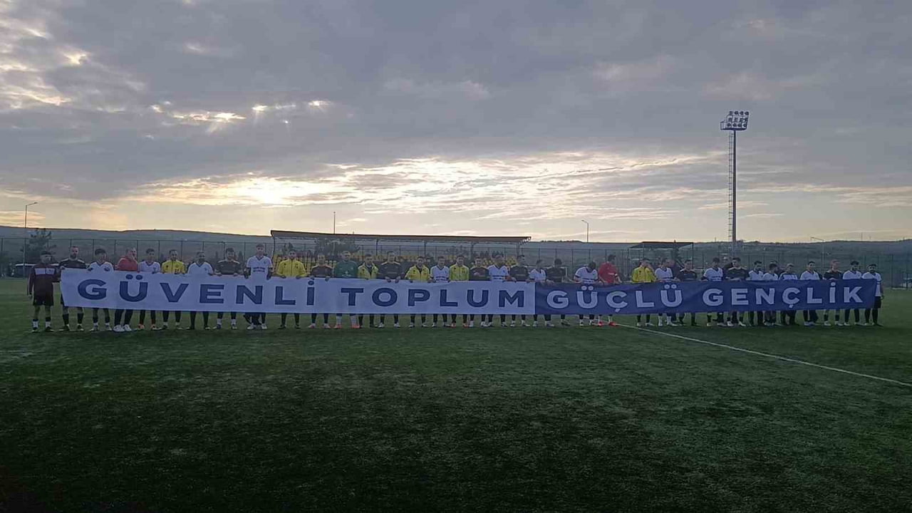 TEKİRDAĞ’DA POLİS VE ROMAN VATANDAŞLAR SAHADA BULUŞTU:  4-4’LÜK MAÇTA KAZANAN DOSTLUK...