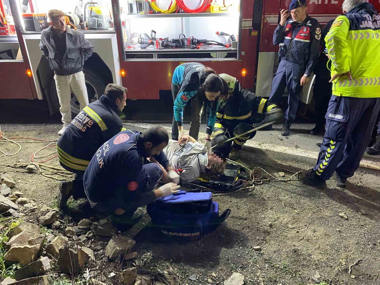 TEKİRDAĞ’IN ŞARKÖY İLÇESİNDE UÇURUMDAN DENİZ KIYISINA YUVARLANAN OTOMOBİLDE BULUNAN 3 KİŞİ...