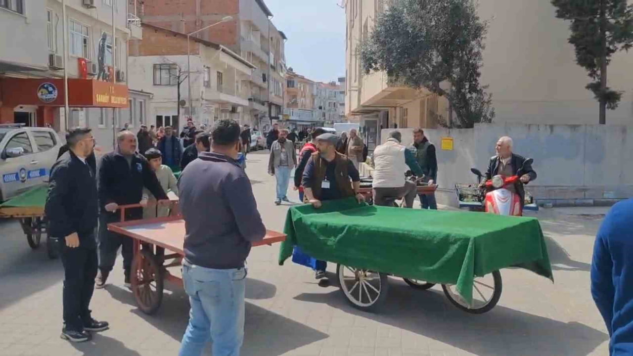 TEKİRDAĞ ŞARKÖY’DE SEYYAR PAZARCI ESNAFI, BELEDİYENİN ALDIĞI KARARLARI PROTESTO ETMEK İÇİN...