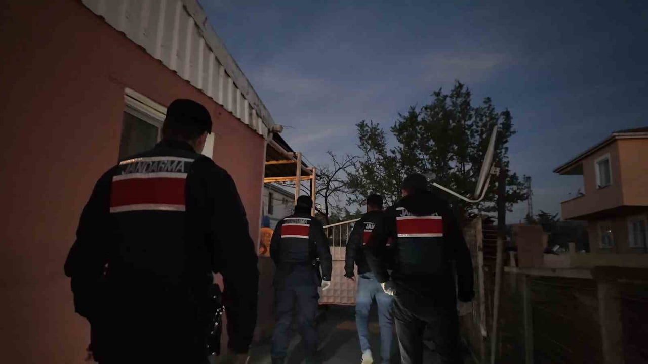 TEKİRDAĞ VE İSTANBUL’DA JANDARMA EKİPLERİNCE DÜZENLENEN EŞ ZAMANLI UYUŞTURUCU OPERASYONUNDA...