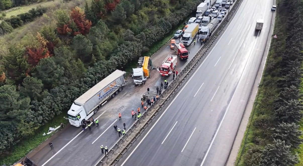 TEM OTOYOLU'NUN KOCAELİ GEÇİŞİNDE 2 TIR, LPG YÜKLÜ TANKER VE OTOMOBİLİN KARIŞTIĞI ZİNCİRLEME...