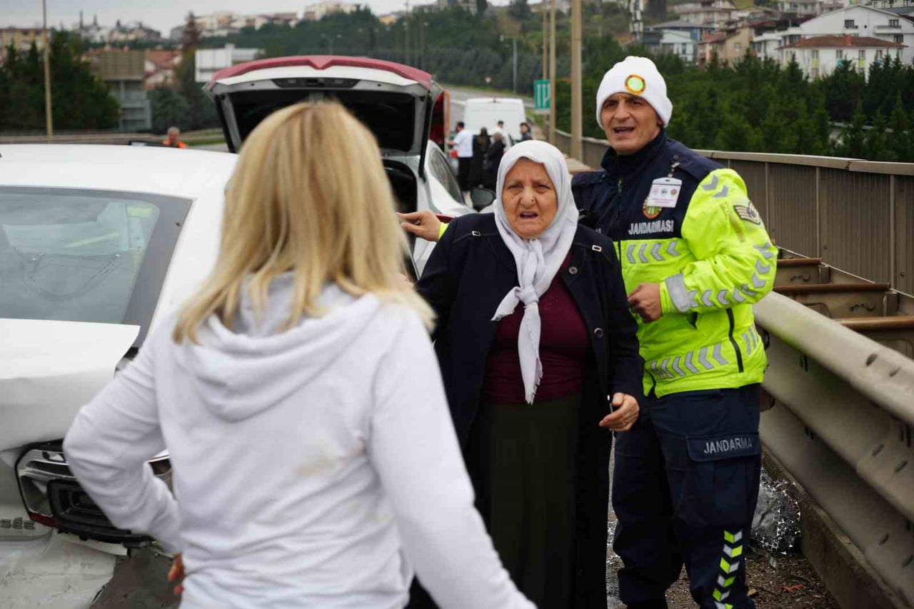 TEM OTOYOLU KOCAELİ GEÇİŞİNDE BİR ARAÇTAN YOLA DÖKÜLEN İMALAT ATIĞI PARÇALARI ZİNCİRLEME KAZAYA...