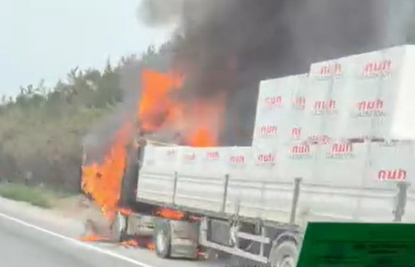 TEM OTOYOLU KOCAELİ GEÇİŞİNDE SEYİR HALİNDEKİ BİR TIRDA ÇIKAN YANGIN, BÖLGEDE TRAFİĞİ DURMA...