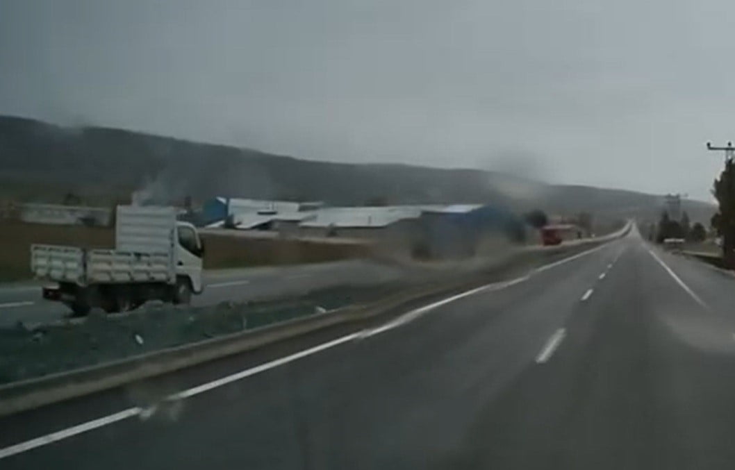 TEPEBAŞI İLÇESİ MUTTALİP EMİRLER MAHALLESİ SARICAKAYA CADDESİ ÜZERİNDE İLERLEYEN BİR ARAÇTA...