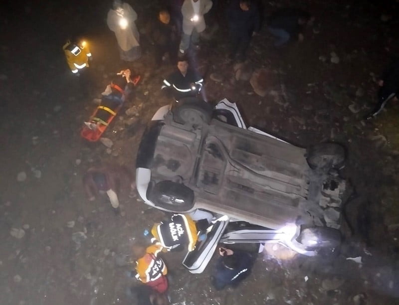 TERME İLÇESİNDE OTOMOBİLİN KÖPRÜDEN DERE YATAĞINA UÇTUĞU KAZADA 2 KİŞİ YARALANDI.