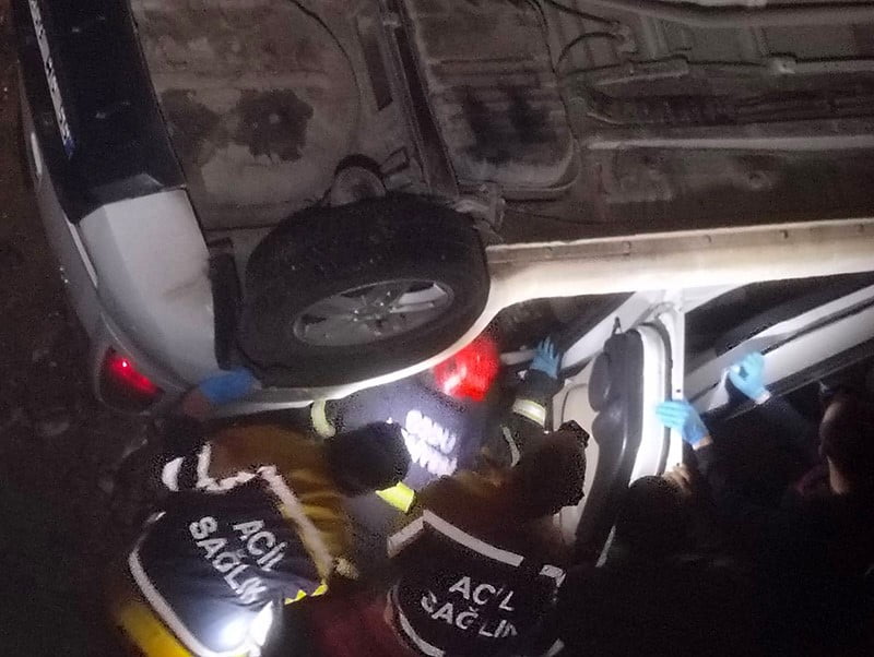 TERME İLÇESİNDE OTOMOBİLİN KÖPRÜDEN DERE YATAĞINA UÇTUĞU KAZADA 2 KİŞİ YARALANDI.