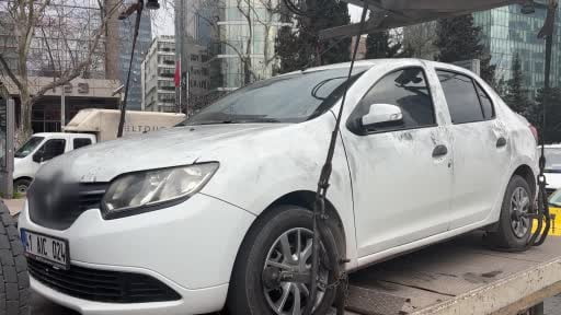 Teröristlerin kiraladığı otomobil incelemelerin ardından olay yerinden kaldırıldı