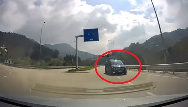 TERS YÖNDEN GELEN ARAÇ FACİAYI BÖYLE TEĞET GEÇTİ