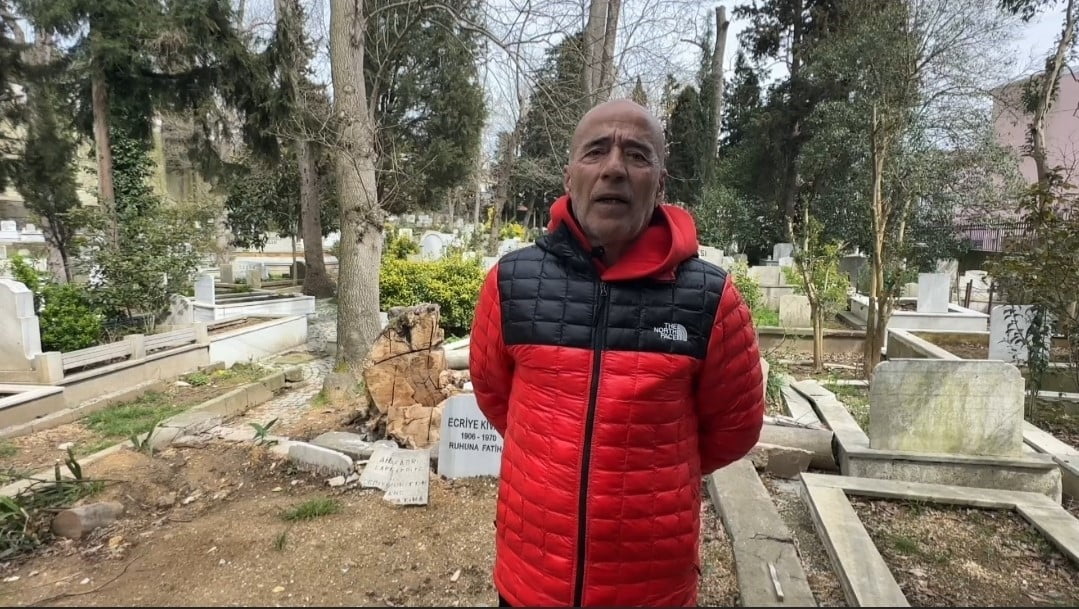 TEVFİK GELGEÇ, "GEÇENLERDE OLAN BÜYÜK FIRTINADA DEVRİLEN BİR AĞAÇ MEZARLARIMIZA ÇOK ZİYAN VERDİ....