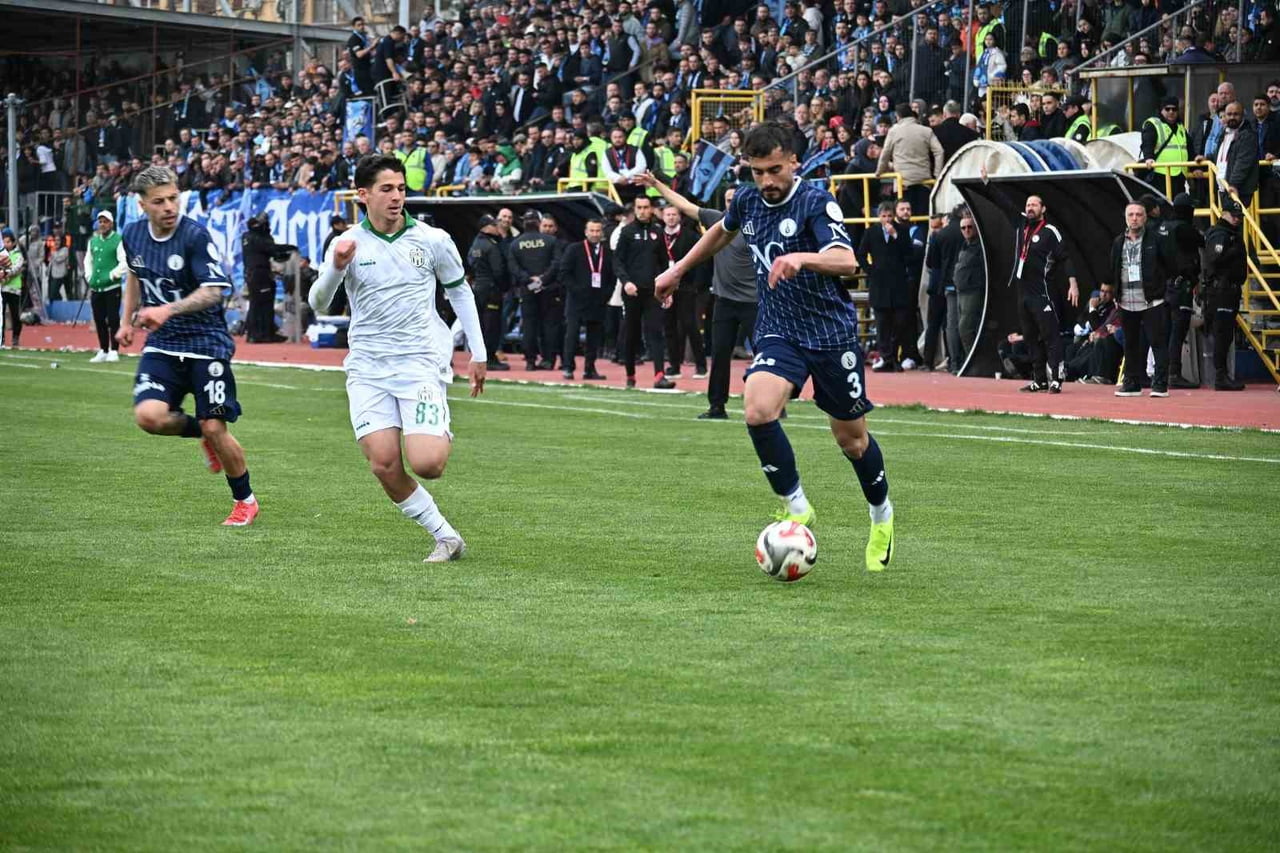 TFF 3. LİG 4. GRUP'TA MÜCADELE EDEN KÜTAHYASPOR, SAHASINDA BORNOVASPOR'U 2-0 MAĞLUP EDEREK LİGİN...