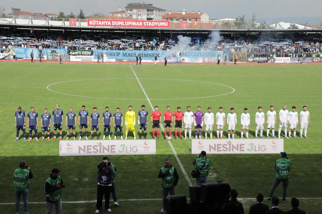 TFF 3. LİG 4. GRUP'TA MÜCADELE EDEN KÜTAHYASPOR, SAHASINDA BORNOVASPOR'U 2-0 MAĞLUP EDEREK LİGİN...