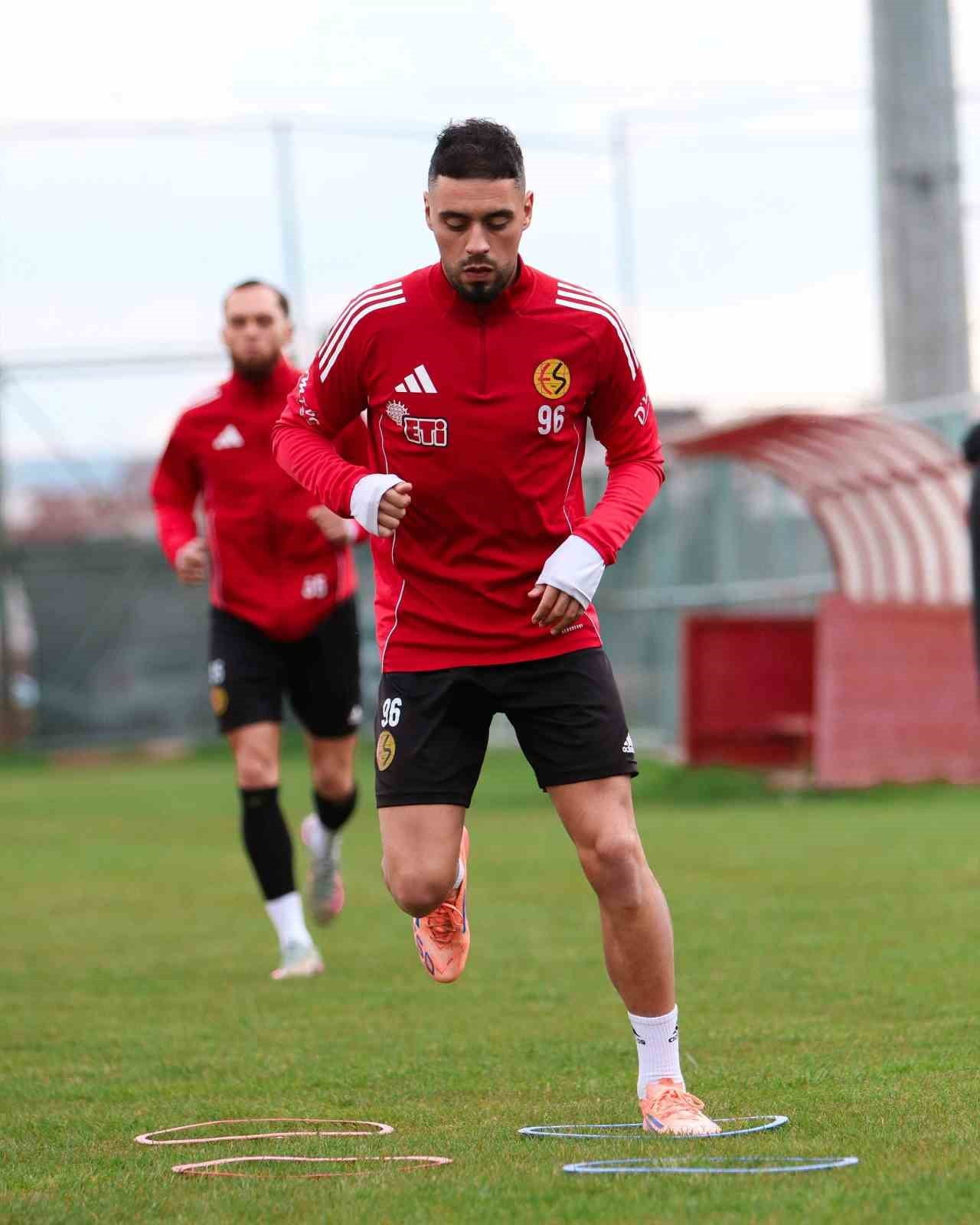 TFF 3. LİG’DE MÜCADELE EDEN ESKİŞEHİRSPOR, KÜTAHYASPOR FSK MAÇI İÇİN HAZIRLIK YAPIYOR.