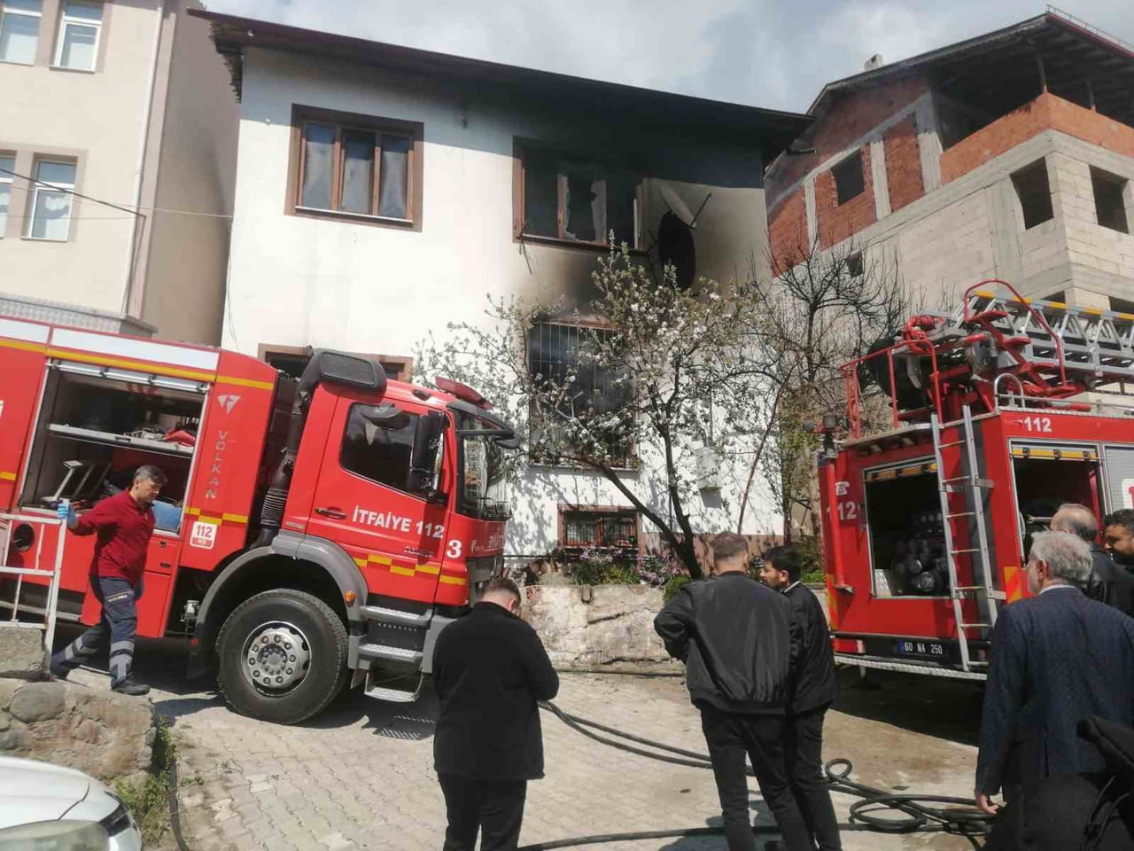 TOKAT'IN NİKSAR İLÇESİNDE İKİ KATLI BİR EVDE ÇIKAN YANGIN PANİĞE NEDEN OLDU.