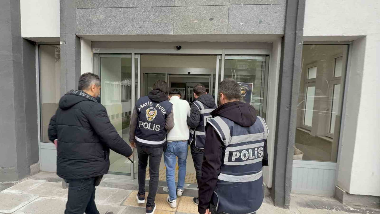 TOKAT'TA KENDİSİNİ POLİS OLARAK TANITAN DOLANDIRICININ, 76 YAŞINDAKİ KADINI YAKLAŞIK 2 MİLYON 300...