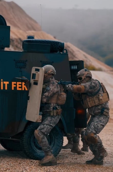 TOKAT İL EMNİYET MÜDÜRLÜĞÜ'NÜN ÖZEL HAREKÂT POLİSLERİNİN TATBİKAT GÖRÜNTÜLERİNİN DE YER ALDIĞI...