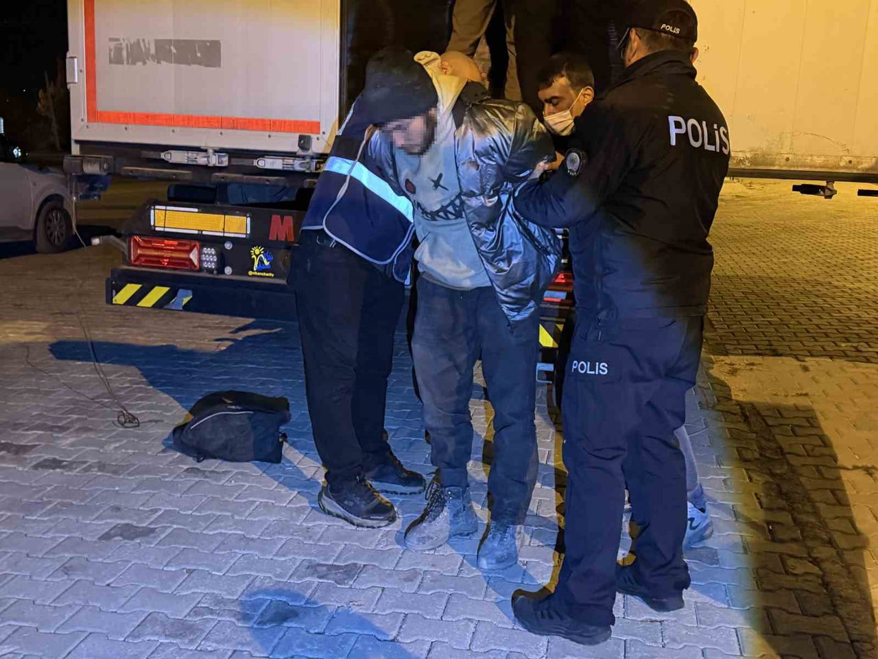 TOKAT’IN ERBAA İLÇESİNDE DURDURULAN İRAN PLAKALI BİR TIRIN DORSESİNDE GİZLENEN 18 AFGANİSTAN...